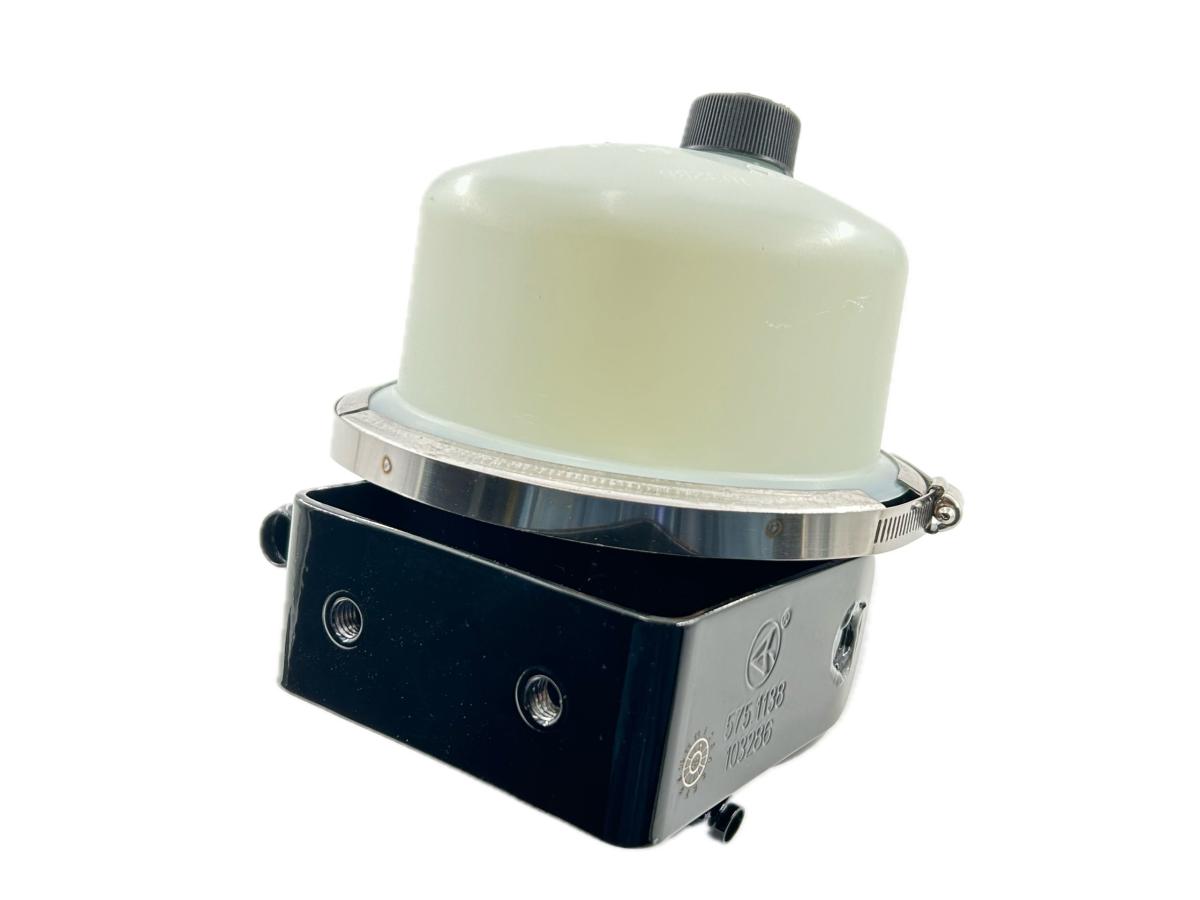 575.1138 - Power Steering Reservoir Peterbilt